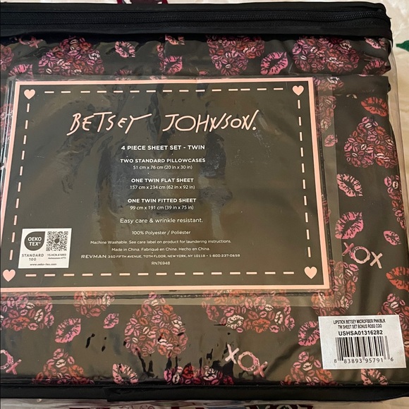 New in Package Betsey Johnson Black and Pink Heart Lip Sheet Set Twin Size - Picture 4 of 4